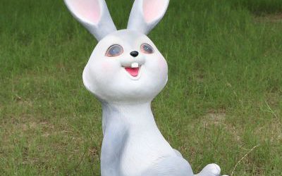 幼兒園一只白色卡通玻璃鋼兔子雕塑