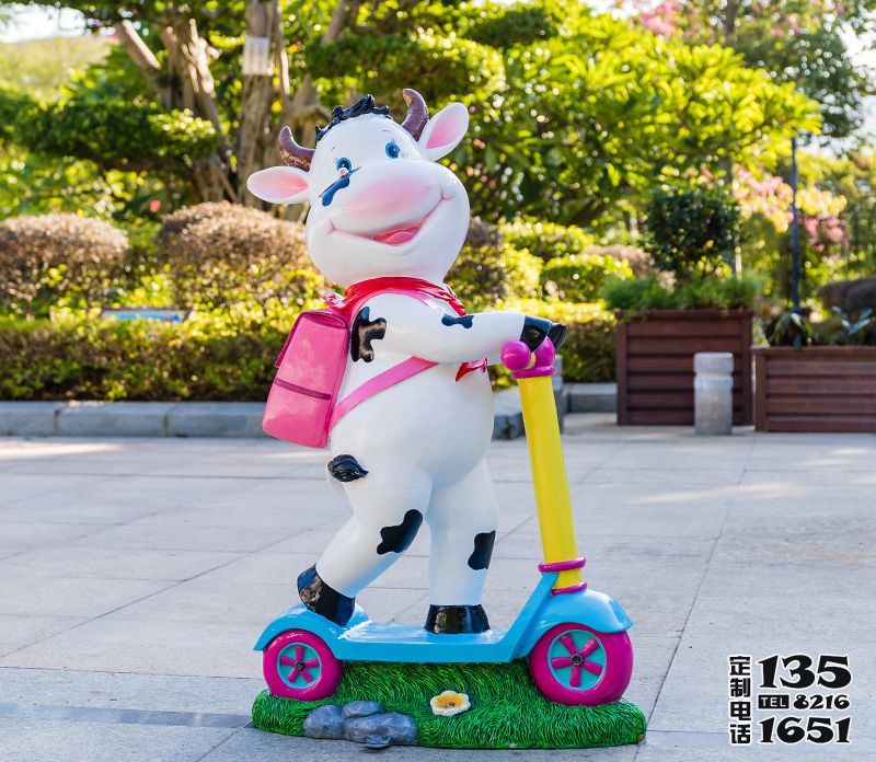 幼兒園一只騎車(chē)背包的玻璃鋼卡通牛雕塑